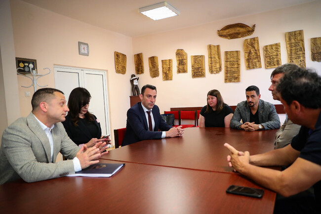 Учениците от "Ген. Владимир Стойчев" ще продължат да тренират в залата по борба в комплекс "Диана", стана ясно след среща на министър Иван Пешев и председателя на БФБ Станка Златева