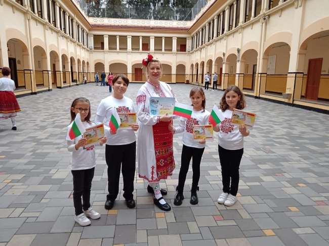 Детската вокална група „Слънчеви ноти“ към училище „Христо Ботев“ в Алзира, Испания, ще участва днес в „Концерт на приятелството и музиката“