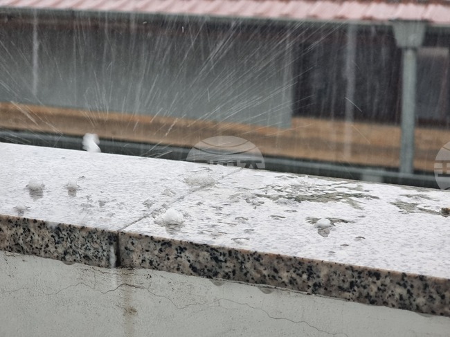 Силен дъжд с градушка валя в Бургас