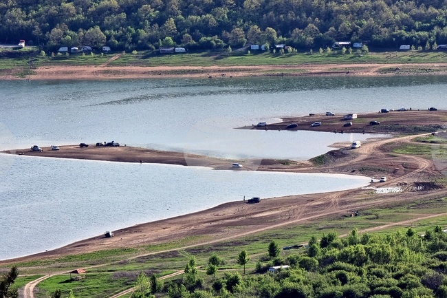 Комисия от експерти на различни институции ще направи оглед на бреговете на язовир „Огоста“ и ще опише незаконните постройки