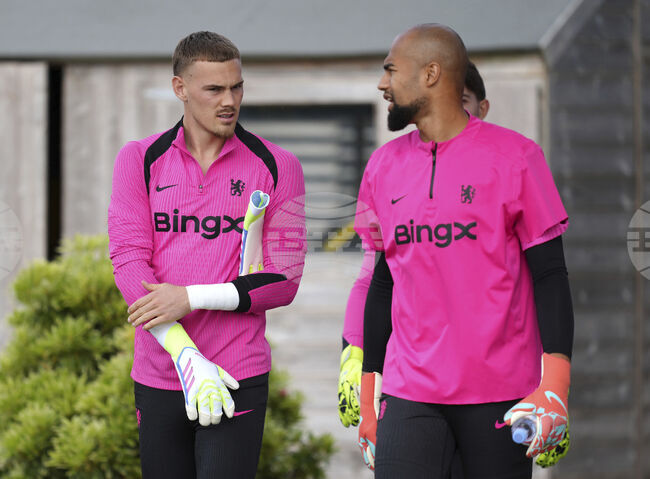 Мениджърът Лиъм Росиниър изрази пълната си подкрепа към вратарите на Челси