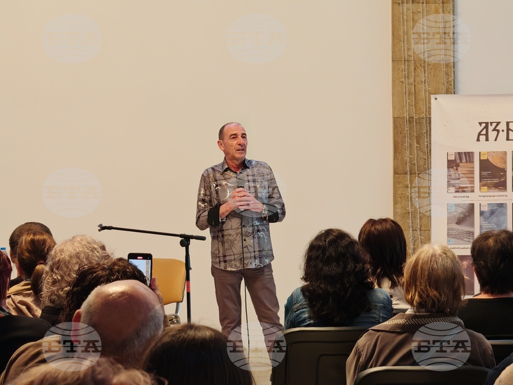 Актьорът Димитър Маринов представи книгите си за първи път в Севлиево