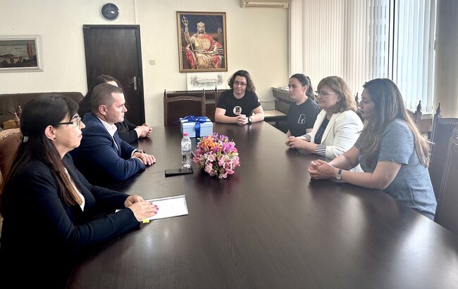 Пенчо Милков дари два видеоларингоскопа на университетските болници в Русе