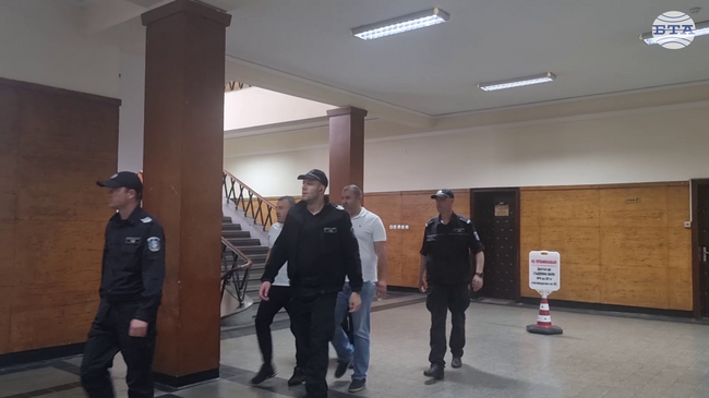 Оставиха за постоянно в ареста двамата мъже, обвинени за държане с цел разпространение на марихуана за 2,9 млн. лева и участие в организирана престъпна група