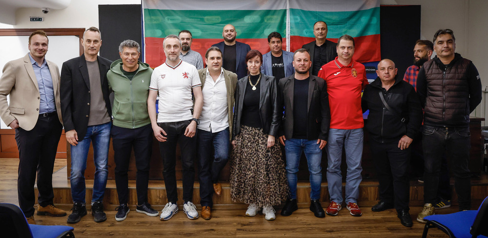 Фенклуб на българските национални отбори по футбол беше учреден днес в София, Красимир Балъков и Георги Донков уважиха събитието