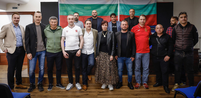 Фенклуб на българските национални отбори по футбол беше учреден днес в София, Красимир Балъков и Георги Донков уважиха събитието