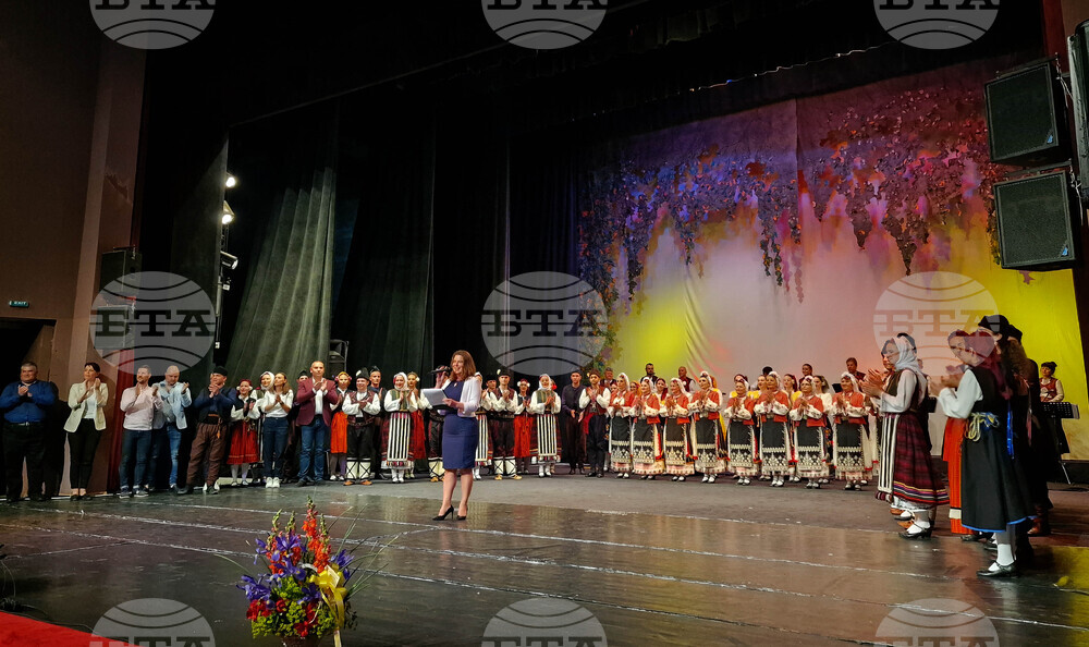 Капанският ансамбъл и ученици танцьори от София представиха съвместен концерт в Разград