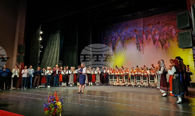 Капанският ансамбъл и ученици танцьори от София представиха съвместен концерт в Разград