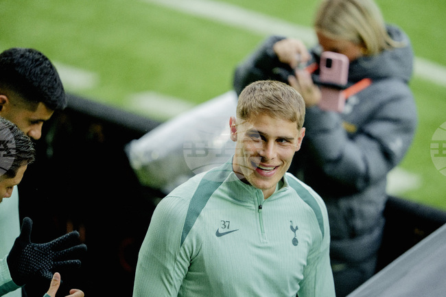 Футболистът на Тотнъм Мики ван де Вен: "Показахме характер"