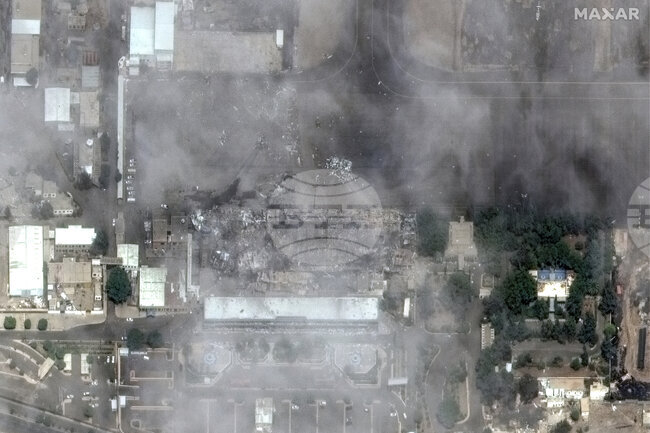 Стотици хора присъстваха на погребението на 31 йеменски репортери, убити при израелски удари