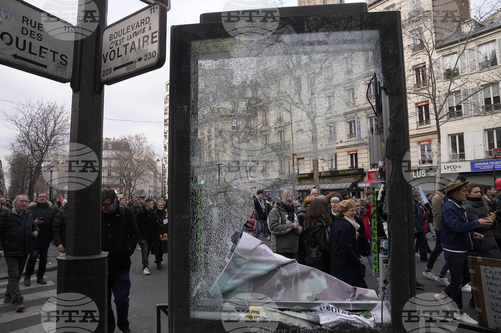 Хиляди иранци, живеещи в цяла Европа, протестираха в Париж срещу властите в Техеран