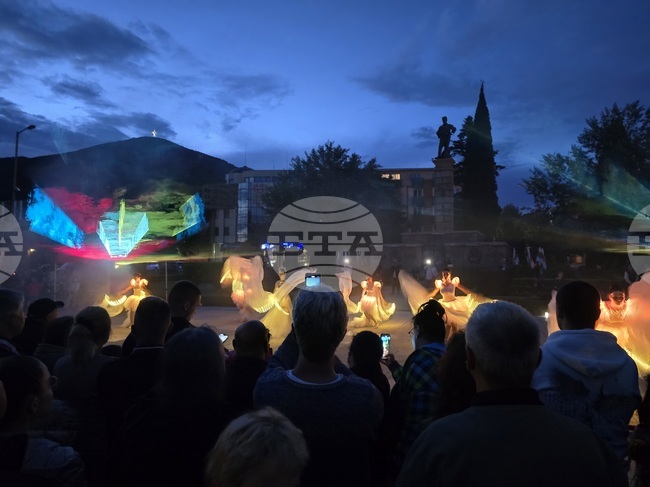 Светлинен спектакъл отбеляза началото на „Сливенски огньове“ 2025