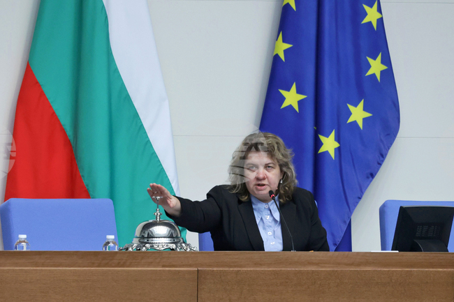 С председателски съвет и почивка започна днешното заседание на Народното събрание