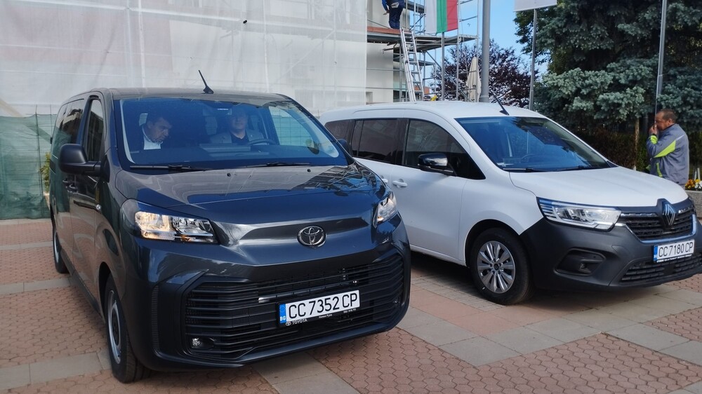 Силистренската община Главиница закупи два нови автомобила за нуждите на местни социални институции