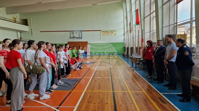 Ученици демонстрират знания и умения за оказване на първа помощ на областно състезание в Разград