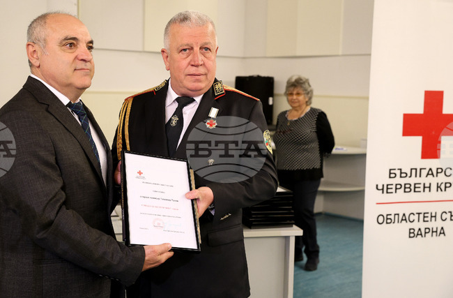 Старши комисар Тихомир Тотев бе отличен със златен медал от БЧК – Варна