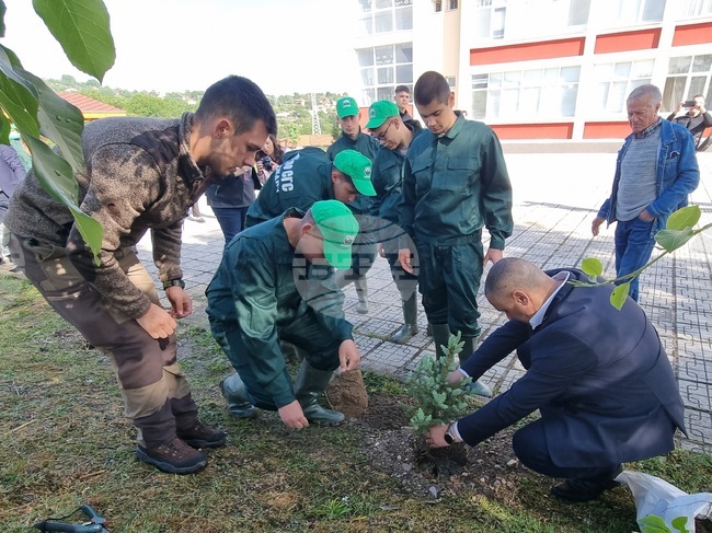 Ученици от гимназията по селско и горско стопанство в Кърджали засадиха дръвчета в двора на училището за Деня на Европа