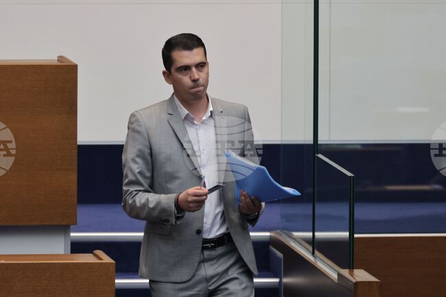 От "Има такъв народ" напомнят на президента Румен Радев за референдума в Обзор и питат честен ли е в мотивите си за референдум за еврото