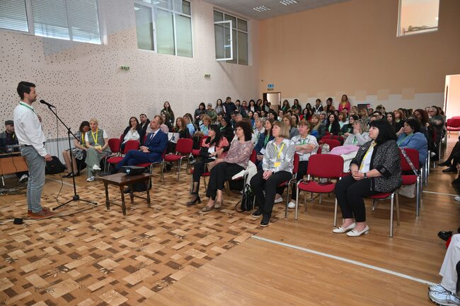 Над 200 директори и учители обменяха иновативни практики за подобряване на учебния процес