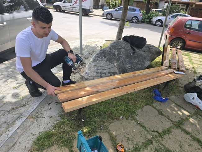 Около 14 обекта и над 100 пейки са обновени в Петрич до момента по инициатива на младежи от града