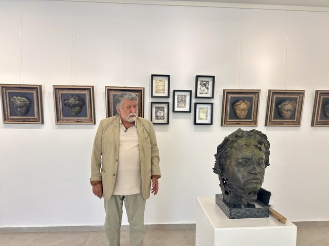 Вежди Рашидов представя бронзови маски и рисунки с образа на Бетовен