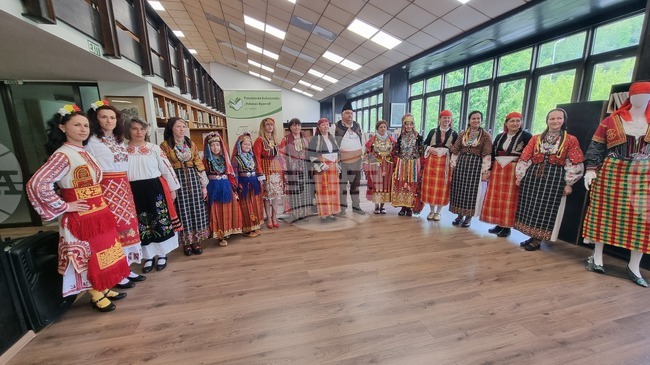 Вековни родопски облекла бяха показани на Парад на носиите в Смолян