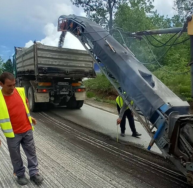 АПИ: Продължават асфалтовите работи в два участъка от път I-1, в района на с. Скомля и Димово в област Видин