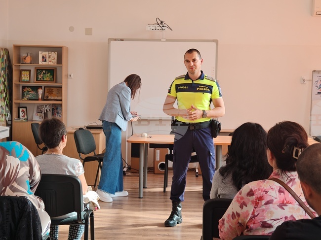 Среща на полицията с родители на ученици по темата за пътната безопасност се състоя в Средно училище „Райчо Каролев“ - Габрово