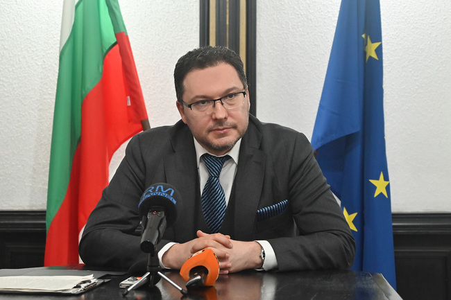 Когато има легитимно избрано от парламента правителство с ясна програма, сигналите на МВР към други институции се чуват, заяви в Монтана министър Даниел Митов