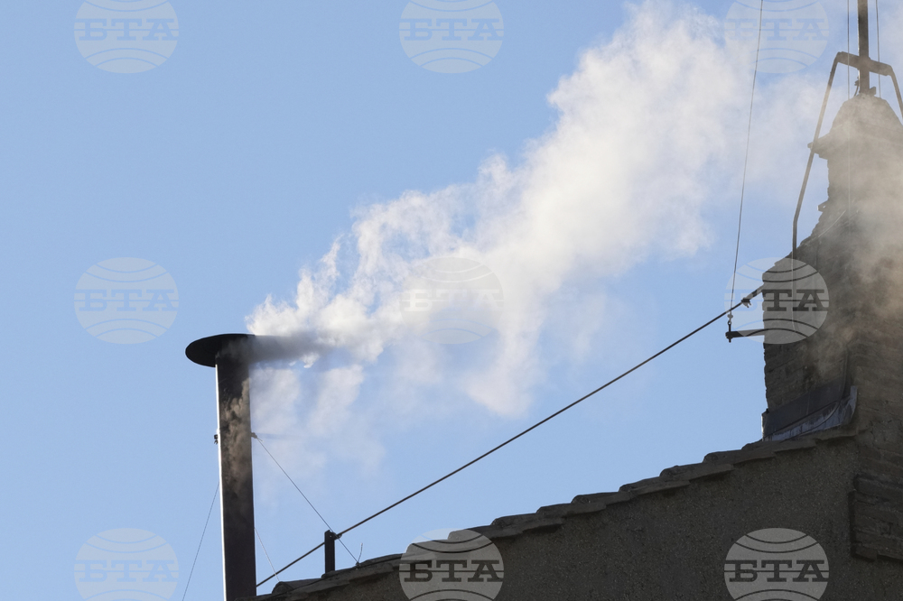 Бял дим се издига от Сикстинската капела; има избран папа