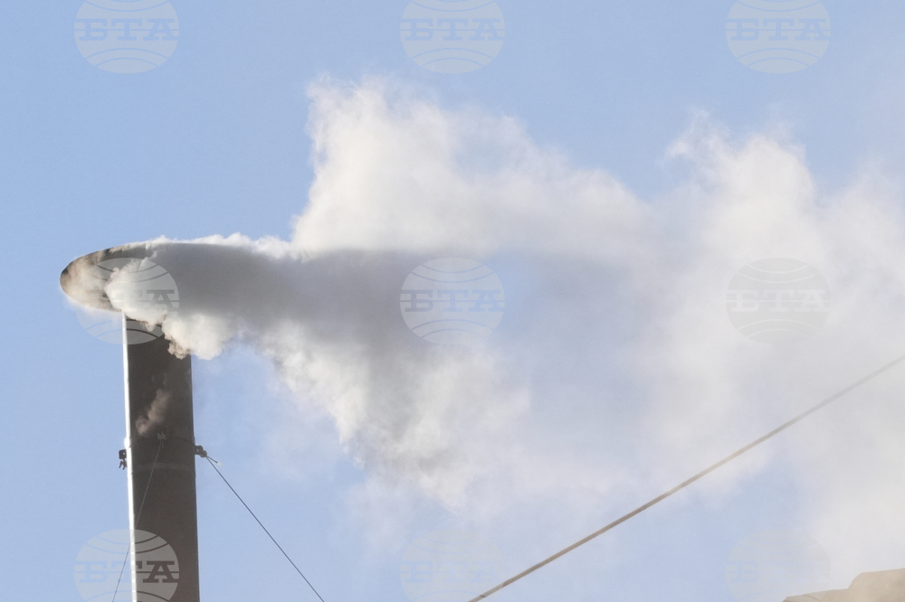 Бял дим се издига от Сикстинската капела във Ватикана; има избран папа