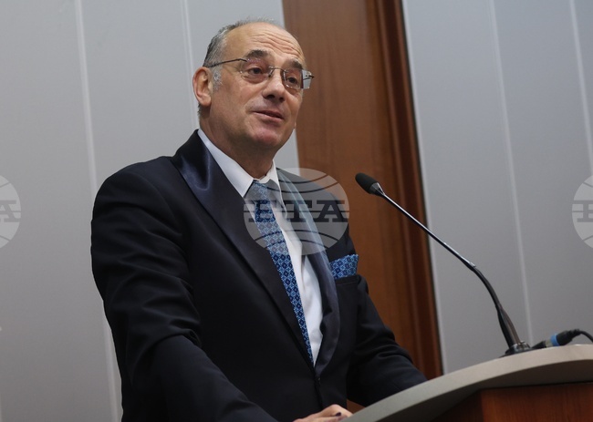 Чл.-кор. проф. Атанас Семов представи новата си книга „Конституцията и Европейският съюз. Том 1“ в Софийския университет