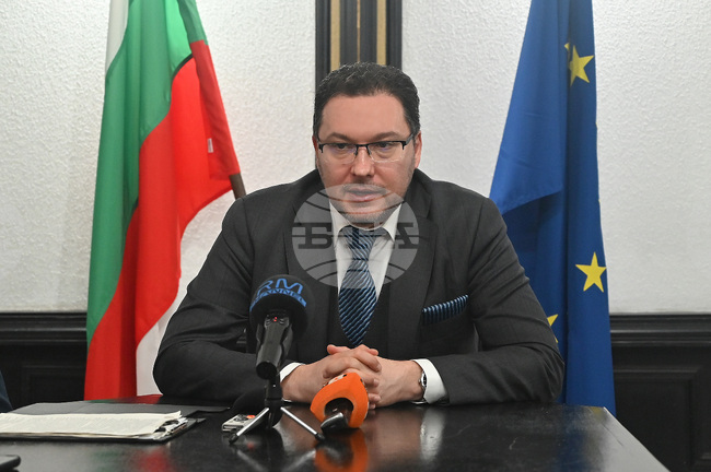 Компромис към служители, демонстриращи непрофесионално поведение, няма и не може да има, заяви в Пазарджик министърът на вътрешните работи Даниел Митов