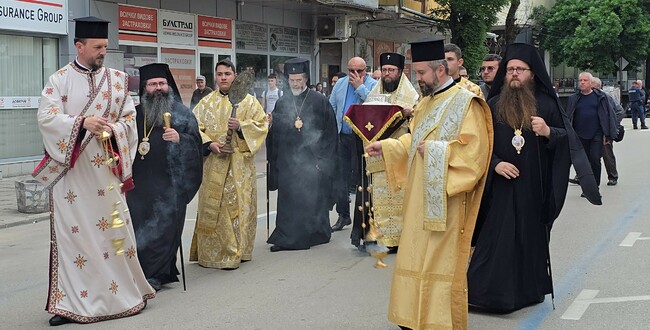 Тържествено посрещнаха мощи на св. Николай Мирликийски Чудотворец във Видин, които ще останат за постоянно в едноименния митрополитски храм