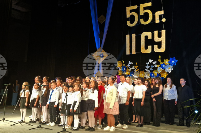 Второ СУ „Проф. Никола Маринов“ в Търговище отбеляза с концерт 55 години от основаването си