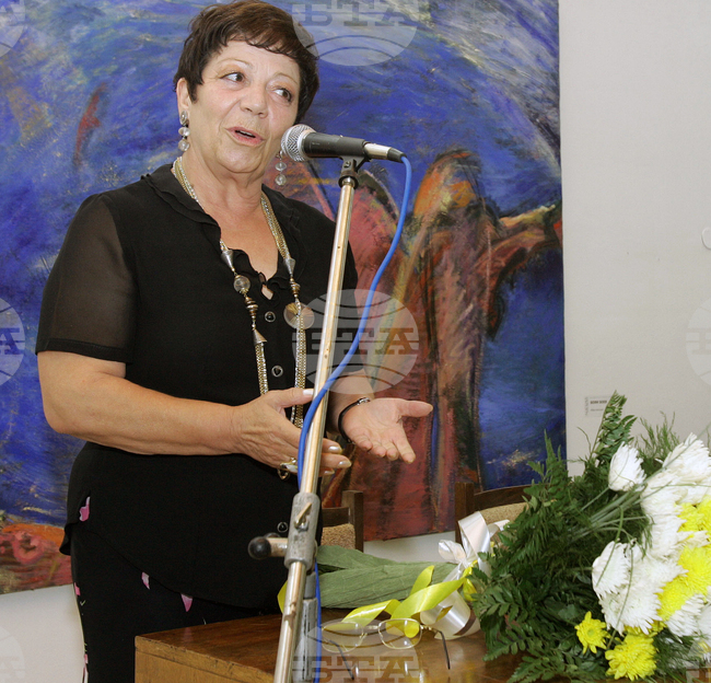Poet, Writer and Publisher Bozhana Apostolova Dies at 80