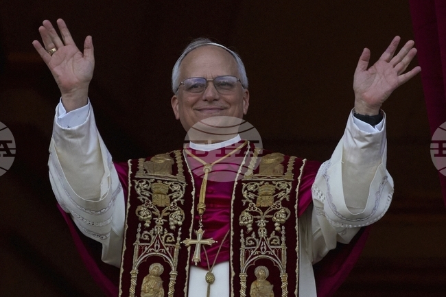 Неапол отбеляза избирането на нов папа със специална пица и със сувенирна фигурка