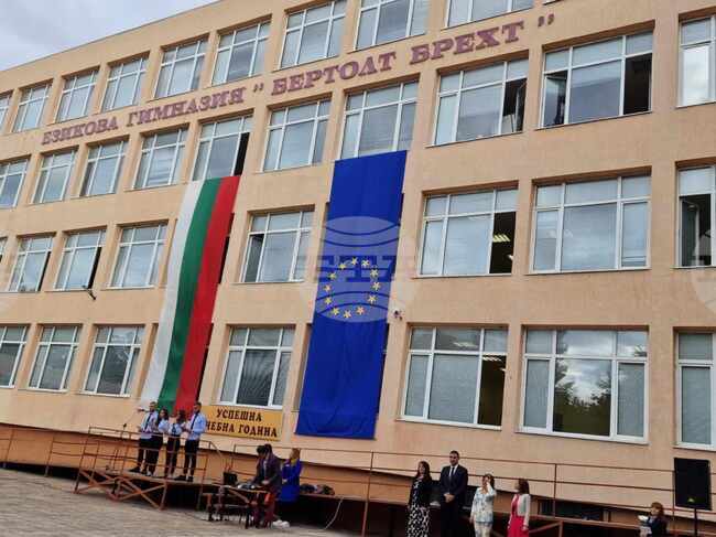 Ученици от езикова гимназия „Бертолт Брехт“ в Пазарджик завоюваха златни медали на Националното състезание по български език и литература