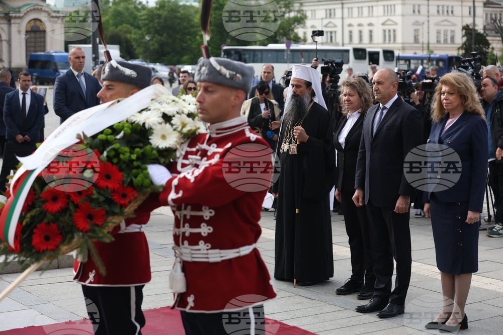 President, Parliament Chair and Vice President Lay Flowers at Monument to Unknown Soldier in Memory of Those Who Died in WWII