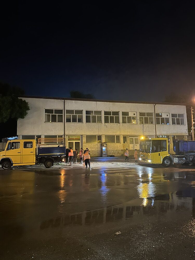 В Стара Загора активно се отстраняват последствията от проливния дъжд снощи