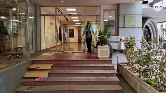 Входът на Министерството на културата беше залят с червена боя тази нощ