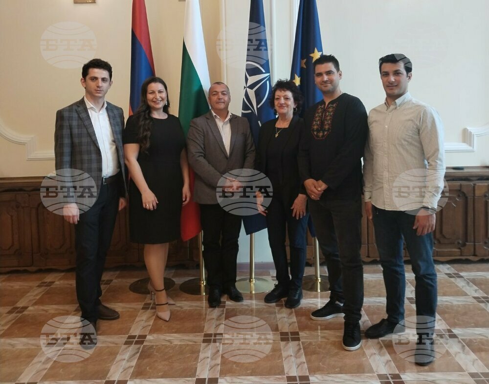 Екипът на Посолството на България в Ереван се срещна с ръководители на танцови ансамбли от България и Армения
