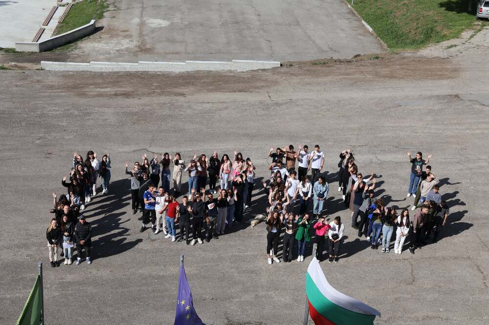 Трима ученици от Попово ще посетят Европейския парламент след участие в конкурс