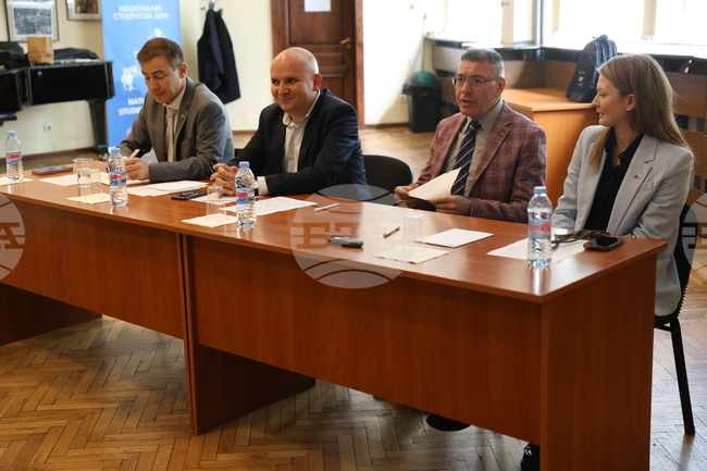 Свободата и мирът не са даденост - за тях трябва да се борим всеки ден, заявиха участници в дискусия в Деня на Европа 