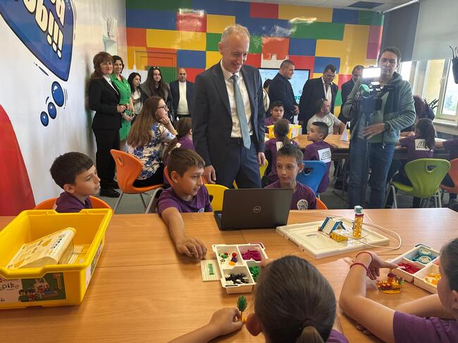 Министър Красимир Вълчев: Когато учат чрез практика, учениците постигат повече