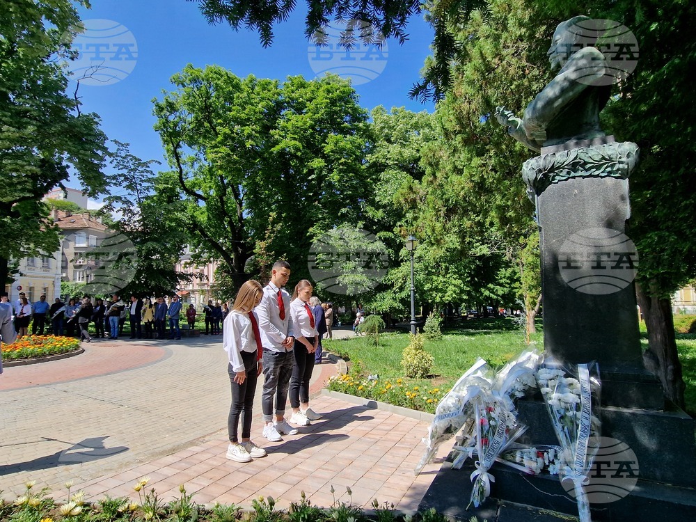 Почетоха 128 години от гибелта на Алеко Константинов в родния му град Свищов