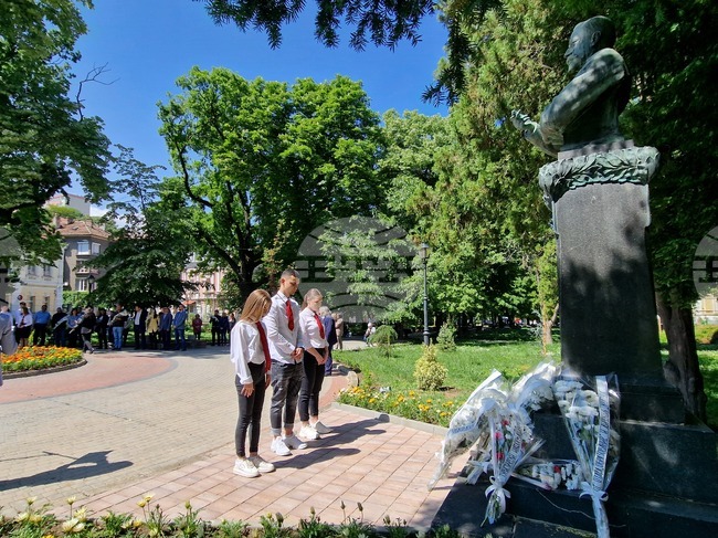 Почетоха 128 години от гибелта на Алеко Константинов в родния му град Свищов