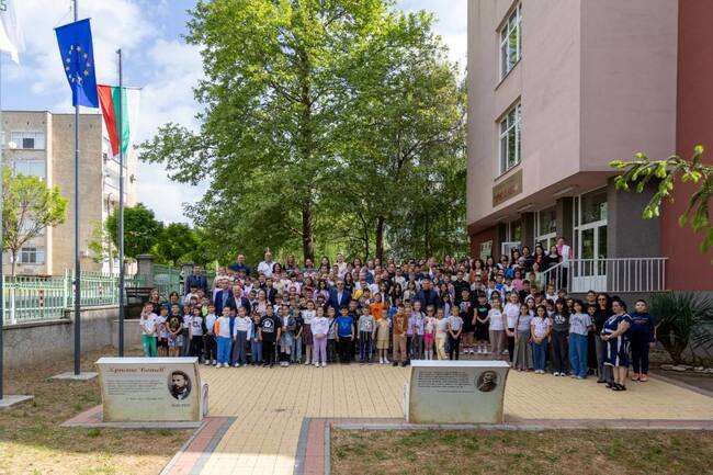 Знамето на Обединена Европа се развя в двора на училище „Христо Ботев“ в Джебел