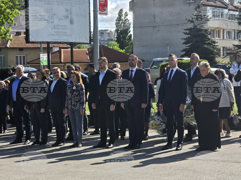Добрич - Паметник на загиналите във Втората световна война - поклонение