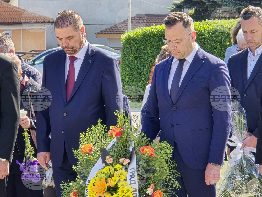 Добрич - Паметник на загиналите във Втората световна война - поклонение